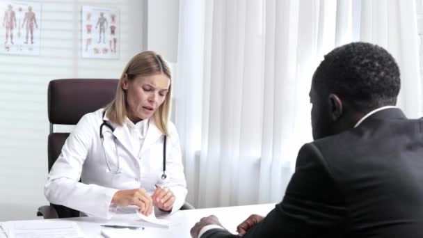 Doktor Kadın Ofisinde Afro Amerikalı Bir Hastanın Resepsiyonuna Kızgın Uyuşturucu — Stok video