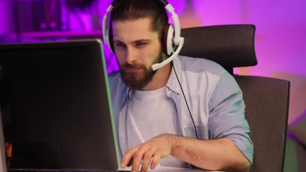 一个运动员的特写 一个专业的游戏玩家玩电脑游戏 在电子竞技锦标赛上与一个团队在耳机中交流 网络游戏领域 — 图库视频影像