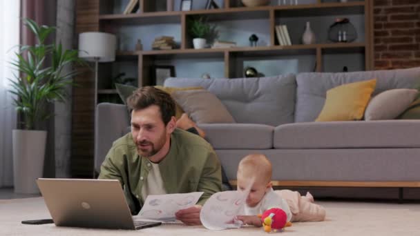 Dad Maternity Leave Works Lying Mat Apartment Laptop Child Father — Stok video
