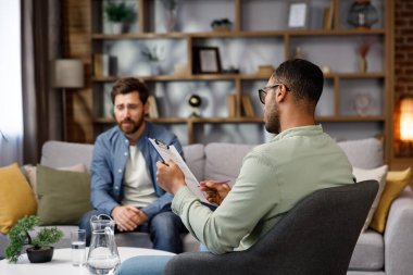 Bir psikoloğa git. Bir adam kanepeye oturur ve psikoterapistle konuşur. Hasta depresyonda, ilgisiz ve özel hayatındaki sorunlardan dolayı stresli. Bir psikoloğun yardımı