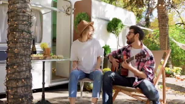 Lustiges Und Fröhliches Junges Paar Der Kerl Spielt Gitarre Singt — Stockvideo