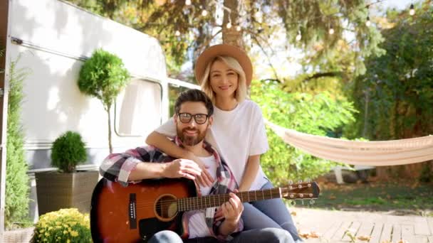 Молода Пара Гітарою Перед Трейлером Відпочинь Містом Щасливі Люди Насолоджуються — стокове відео