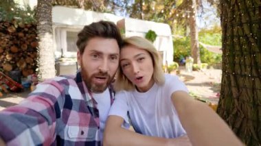 Romantik genç çift. seyahat karavanı arka planı, doğada selfie çekmek, sohbet etmek, eğlenmek. Erkek arkadaş ve kız arkadaş tatilde, yaz tatilinde doğada.