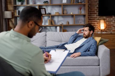 Bir psikoloğa git. Yakışıklı bir adam kanepede uzanıyor ve bir psikoterapistle konuşuyor. Hasta iş yerinde depresyon, ilgisizlik ve stres altında. Bir psikoloğun yardımı