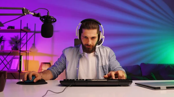 Cybersportsman Neon Room Gamer Bearded Guy Gaming Headphones Challenges Lifestyle —  Fotos de Stock
