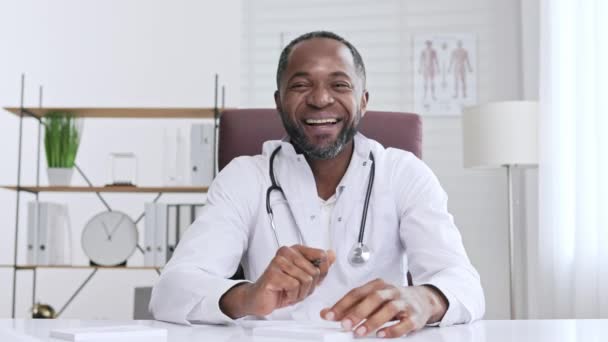 Médico Afroamericano Bienvenida Consulta Línea Del Paciente Portátil Una Oficina — Vídeos de Stock