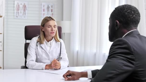 Paciente Tendo Consulta Com Médico Feminino Escritório — Vídeo de Stock