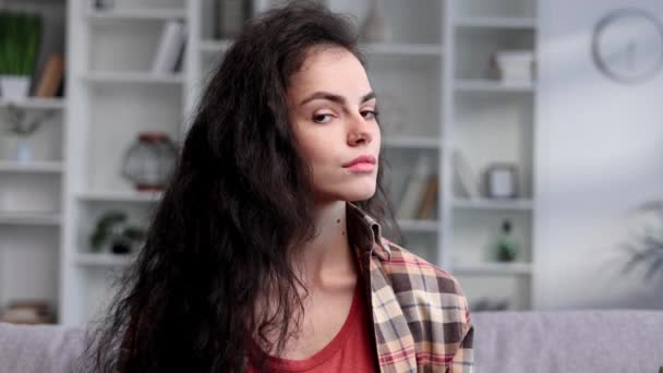Genç Yetişkin Bir Kadın Kameraya Bakıp Gülümsüyor Dalgalı Kıvırcık Saçlı — Stok video