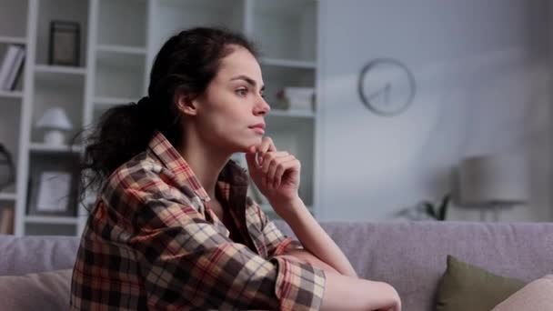 Rapariga Profunda Pensamentos Tristes Pensa Olha Para Lado Sente Tensa — Vídeo de Stock