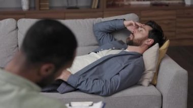 Bir psikoloğa git. Yakışıklı bir adam kanepede uzanıyor ve bir psikoterapistle konuşuyor. Hasta iş yerinde depresyon, ilgisizlik ve stres altında. Bir psikoloğun yardımı