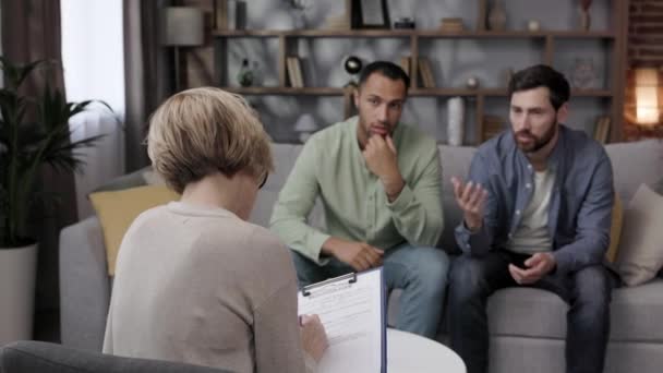 Psikologdaki Resepsiyonda Aile Kavgası Psikoterapist Randevusundaki Lgbt Çifti Eşcinseller Için — Stok video
