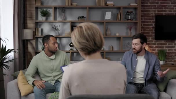 心理療法士の予約でLgbtの家族 家族心理学者が美しいオフィスでセッションを行います ゲイの心理学者だ 心理学者の訪問でLgbtコミュニティを支援する — ストック動画