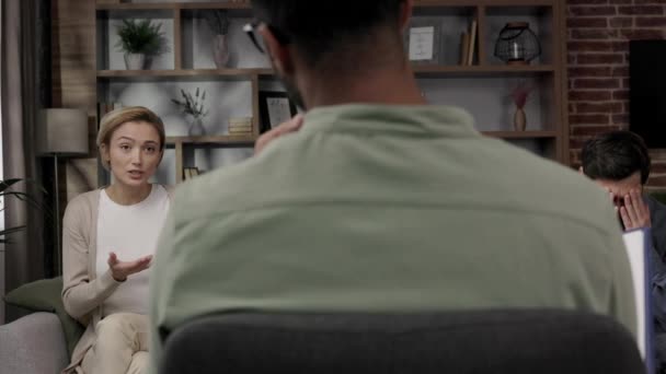 心理療法士の予約で夫と妻の間の争い 夫婦のための家族心理学者への訪問 アフリカ系アメリカ人の医者が不幸なカップルに相談する — ストック動画