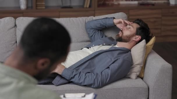 Visita Psicólogo Homem Bonito Está Deitado Sofá Falar Com Psicoterapeuta — Vídeo de Stock
