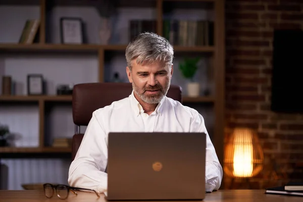 Hombre Exitoso Hablando Por Webcam Portátil Chat Virtual Sentado Lugar —  Fotos de Stock