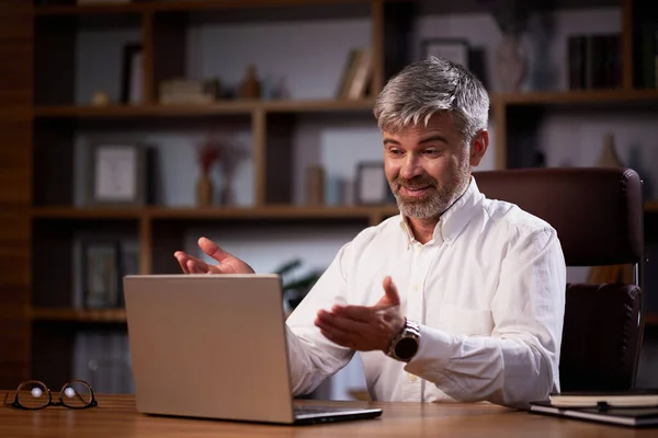 在工作场所的虚拟聊天中 一个成功的男人通过笔记本电脑摄像头聊天 戴眼镜的商人 在远程工作期间进行在线交谈 主持商务会议 — 图库照片