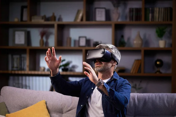 Ενηλίκων Γκριζομάλλης Άνθρωπος Χρησιμοποιώντας Εικονική Πραγματικότητα Και Παίζοντας Βιντεοπαιχνίδια Στο — Φωτογραφία Αρχείου
