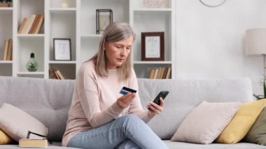 Son sınıf öğrencisi bir bayan internetten alışveriş yapamadığı için mutsuz. Gri saçlı kadın büyükannesi çalışmayan bir telefon yüzünden sinirli ve sinirli.