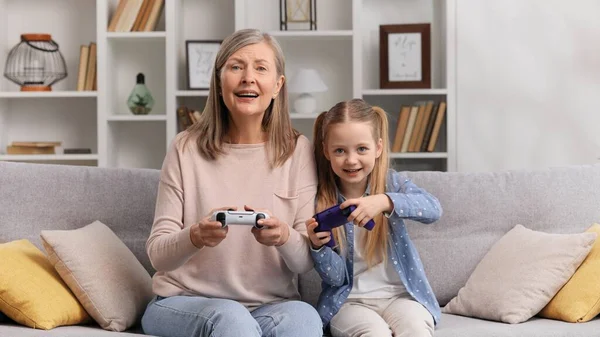 Abuela Emocional Sus Nieta Joven Jugando Videojuegos Gamepads Divirtiéndose Abuela —  Fotos de Stock