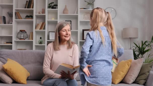 Smilende Glad Seniorkvinde Glæder Sig Uventet Overraskelsesgave Fra Sit Lille – Stock-video