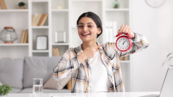Индийская Улыбающаяся Женщина Показывает Время Часах Одобряет Указывает Пальцем Часы — стоковое видео