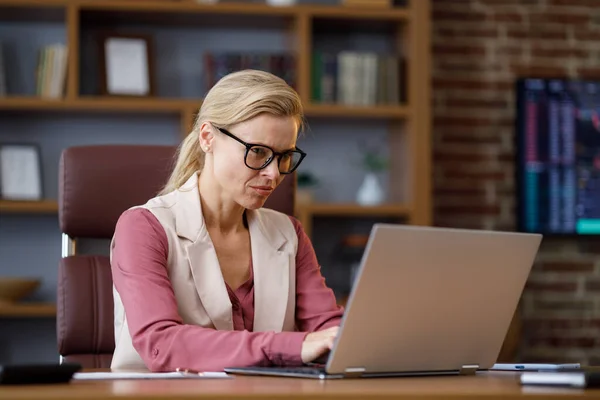 Portrait Adult Businesswoman Working Laptop Office Female Trader Texting Messages —  Fotos de Stock
