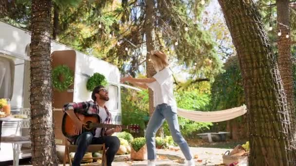 Drôle Jeune Couple Mec Joue Guitare Une Fille Danse Devant — Video