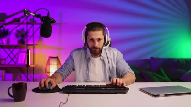 Gamer Bearded Guy Gaming Headset Wins Video Game Cybersportsman Neon — Vídeo de Stock