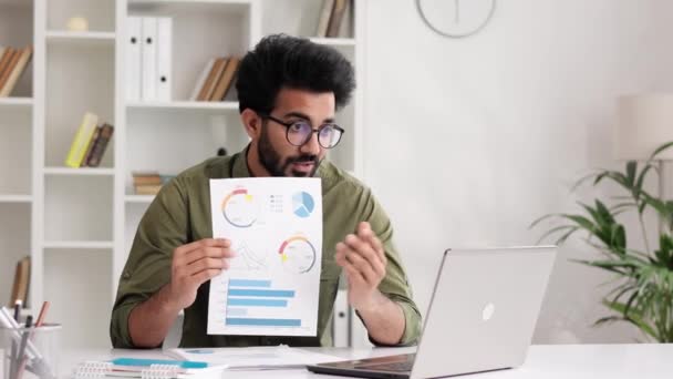 Ένας Νεαρός Ινδός Επιχειρηματίας Κάθεται Στο Τραπέζι Μιλώντας Μια Βιντεοκλήση — Αρχείο Βίντεο