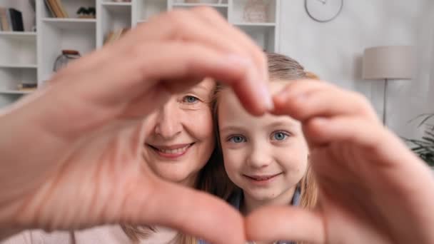 Küçük Tatlı Torun Yaşlı Kadın Büyükanne Ellerini Kameraya Katlayarak Kalplerini — Stok video