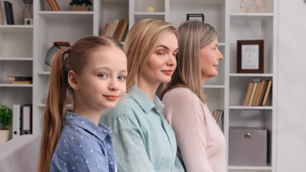 可爱的小女孩与年轻的母亲和年长的祖母在室内摆姿势 特写肖像 下一代 后代和遗传 母亲节 — 图库视频影像