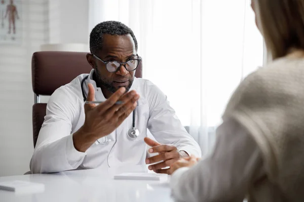 Médecin Afro Américain Reçoit Patient Écoute Les Plaintes Fait Des — Photo