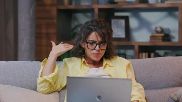 Jovem Freelancer Estressado Por Trabalhar Online Menina Focada Usa Laptop — Vídeo de Stock
