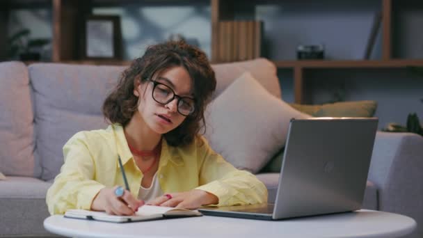 Μαθήτρια Νεαρή Σγουρή Κοπέλα Σπουδάζει Στο Σπίτι Χρησιμοποιώντας Webcam Chat — Αρχείο Βίντεο