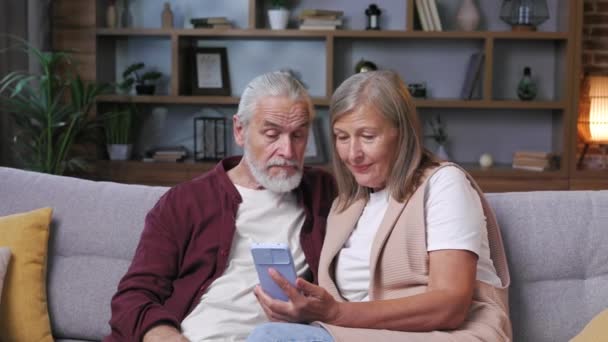Dojrzałe Szczęśliwy Para Używać Smartfona Siwy Mąż Żona Czytali Wiadomości — Wideo stockowe