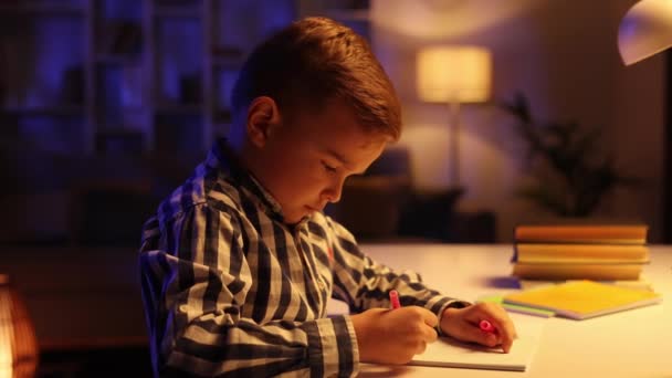 Трохи Брюнетка Хлопець Сидить Столом Своїй Кімнаті Ввечері Малює Дошкільник — стокове відео