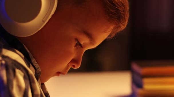 Kulaklıklı Sevimli Bir Çocuk Evden Online Ders Çalışıyor Web Dersi — Stok video