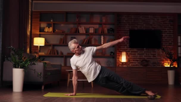 Yoga Casa Hombre Pelo Gris Hace Yoga Casa Haciendo Asanas — Vídeo de stock