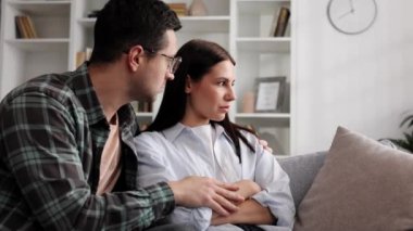 Sempatik bir genç adam, zor bir hayatta sevilen bir kadına psikolojik destek olur. Sevgisini gösterir, kederi birlikte aşar ya da evde özür diler.