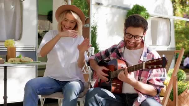 Αστείο Και Χαρούμενο Νεαρό Ζευγάρι Τύπος Παίζει Κιθάρα Τραγουδάει Και — Αρχείο Βίντεο