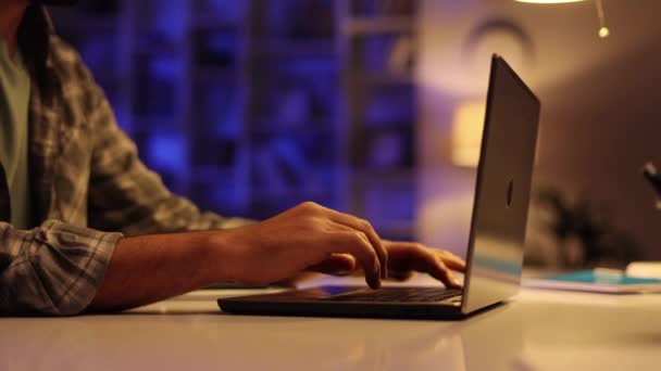Jovem Estudante Árabe Trabalha Seu Laptop Noite Sala Estar Homem — Vídeo de Stock