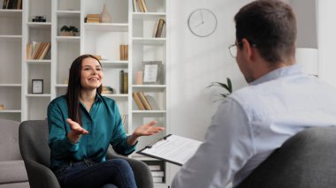 Mutlu bir erkek hasta psikoloğuna yardımları için teşekkür eder. Psikolojik konsültasyon ve akıl sağlığının olumlu sonucu.