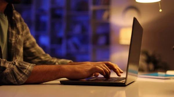 저녁에 거실에서 노트북으로 합니다 수염을 기르는 남자는 집에서 키보드를 노트에 — 스톡 사진