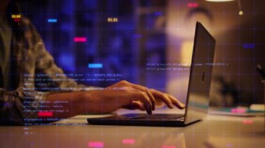 Dizüstü bilgisayarda yazarken yakın çekim, bilgisayar klavyesi. VPN siber güvenlik programcısı, AI sohbet robotu kodlaması, geliştirici mühendisi, çevrimiçi ağ şifreleme engelleme dijital dünya metaverse teknolojisi