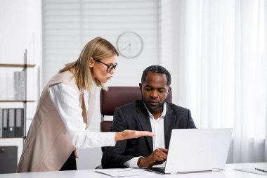 Kızgın kadın patron, Afro-Amerikan ofis işçisini azarlıyor. Zorlu bir yönetici-lider bir çalışanın işindeki tembellik ve hatalardan rahatsız olur. Otoriter liderlik, suiistimal, ırkçılık.