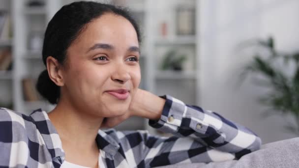 Fără Griji Atrăgătoare Tânără Afro Americană Femeie Relaxare Canapea Gândire — Videoclip de stoc