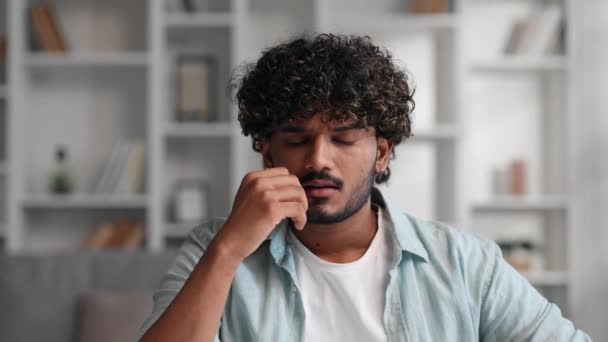 Triste Turbato Uomo Indiano Seduto Nel Suo Salotto Pensando Fardelli — Video Stock
