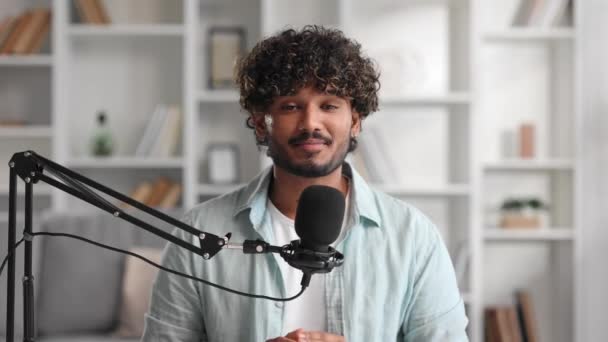 Microfone Podcast Alto Falante Indiano Sua Sala Estar Streamer Criativo — Vídeo de Stock