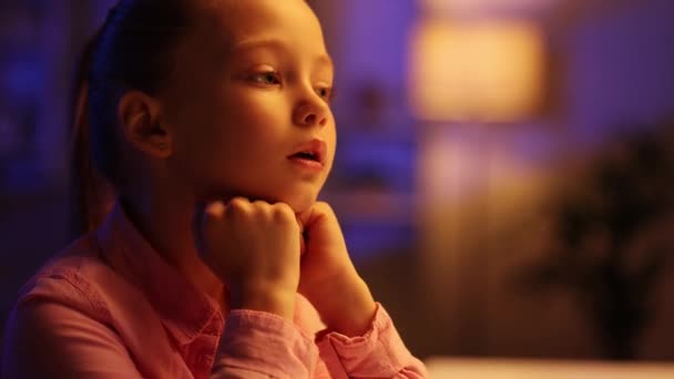 Ένα Μικρό Κορίτσι Κάθεται Δυστυχώς Στο Τραπέζι Στο Σαλόνι Της — Αρχείο Βίντεο