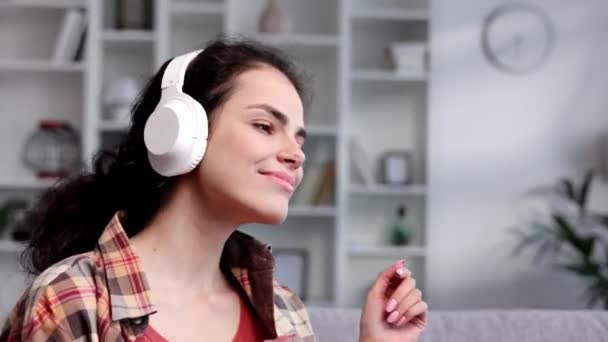 Lykkelig Ung Pige Med Hvide Hovedtelefoner Hviler Efter Arbejde Dag – Stock-video